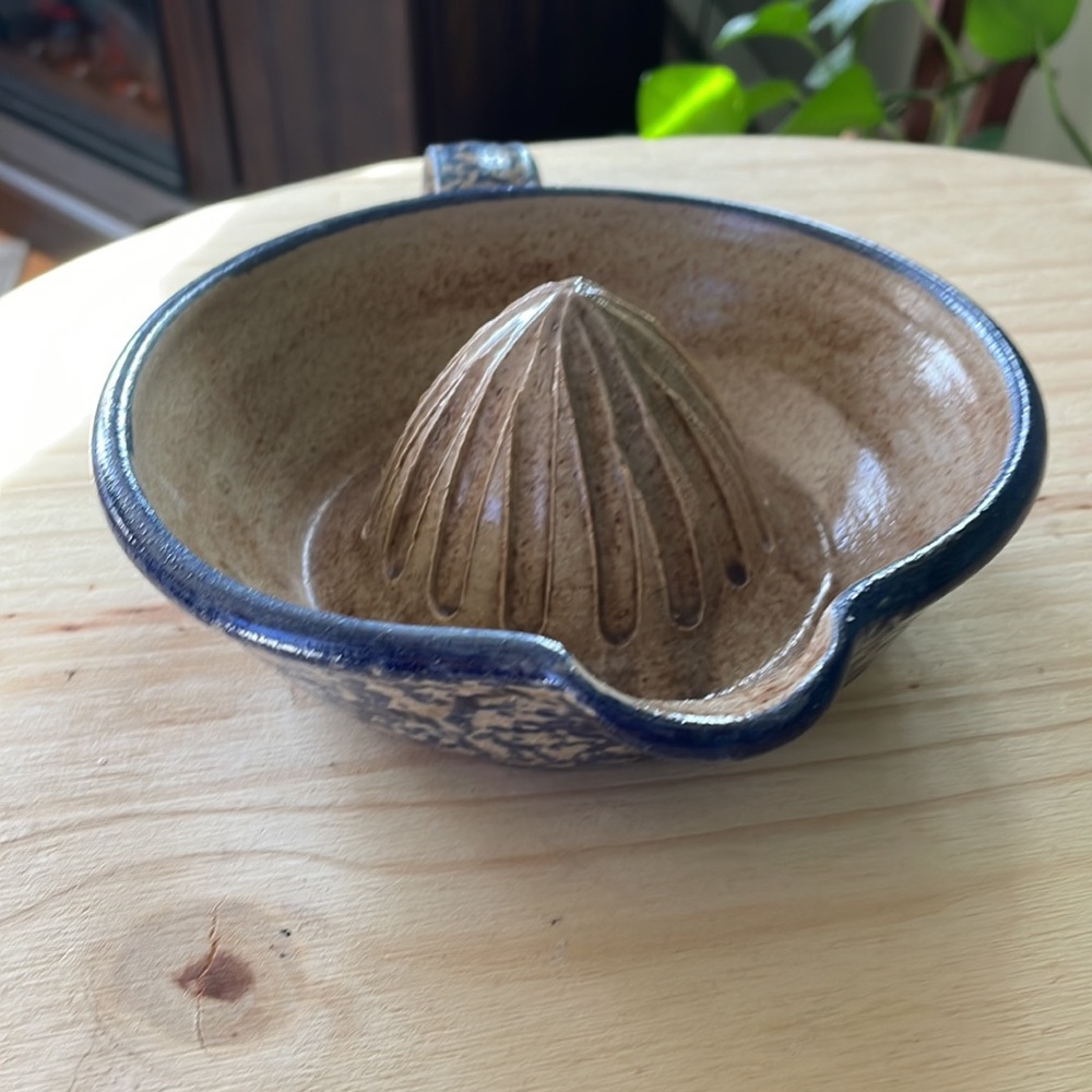 Vintage 1998 Juicer Pottery Citrus Juicer bowl - Picture 8 of 9
